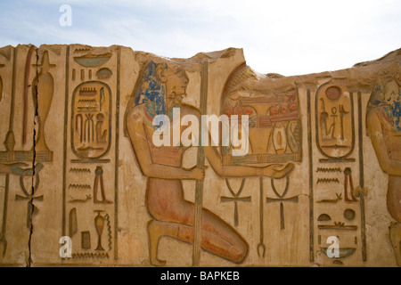 Rilievi dipinti sulle pareti interne del tempio di Ramesses II a Abydos, Valle del Nilo in Egitto Foto Stock