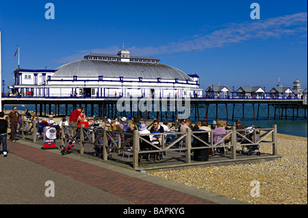 Il piacere di Eastbourne Pier dal lungomare. Foto Stock