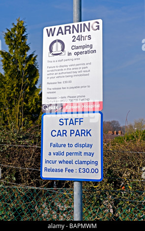 Segni di parcheggio presso la Epsom Ospedale Generale di Epsom, Inghilterra. Foto Stock