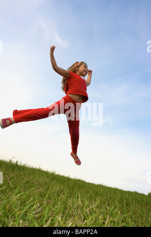 6 anno vecchia ragazza jumping, Winnipeg, Manitoba, Canada Foto Stock