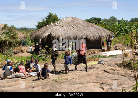 I bambini che giocano nel villaggio di Nyombe, Malawi, Africa Foto Stock