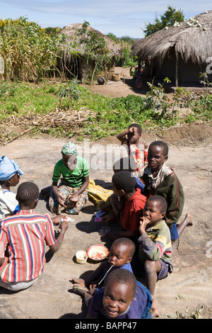 I bambini che giocano nel villaggio di Nyombe, Malawi, Africa Foto Stock