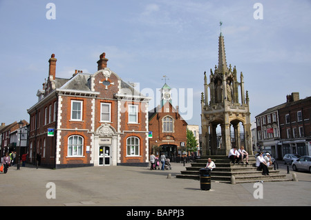 Edifici del periodo e Market Cross, la piazza del mercato, Leighton Buzzard, Bedfordshire, England, Regno Unito Foto Stock