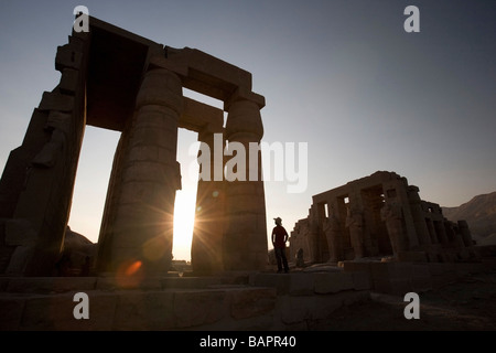 Ramesseum, Memorial tempio di Ramses II, West Bank di Luxor in Egitto; uomo che guarda al Tempio Foto Stock