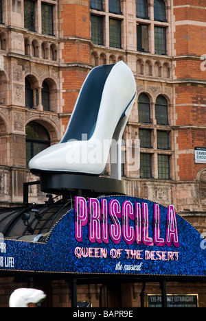 PRISCILLA QUEEN OF THE DESERT - il musical presso il Palace Theatre di Londra Inghilterra REGNO UNITO Foto Stock