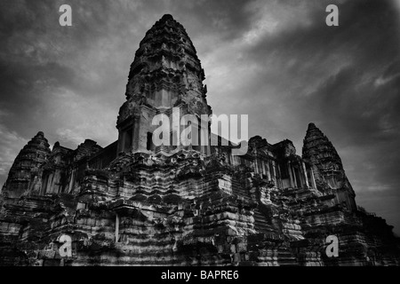 Le torri centrali della corte interna a Angkor Wat vicino a Siem Reap, Regno di Cambogia. Foto Stock