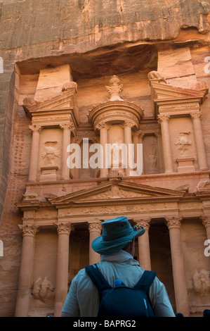 Un turista ammirate le antiche rocce monumento di taglio Bab come Siq o El Khazneh tesoro nell'Nabatean antica città di Petra in Giordania Foto Stock