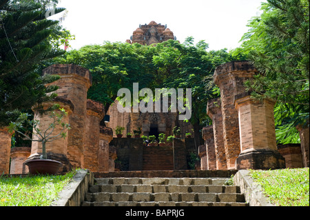 La colonna e la torre a torre Cham Temple, Nha Trang, Vietnam Foto Stock