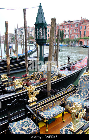 Gondole sul Canal Grande di Venezia, regione Veneto, Italia Foto Stock