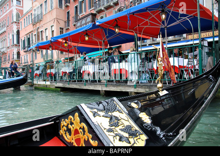 Gondole sul Canal Grande di Venezia, regione Veneto, Italia Foto Stock