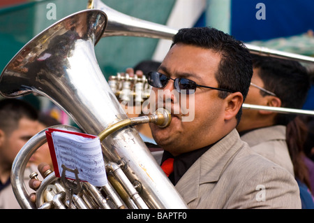 L'uomo gioca la tuba, carnevale boliviano Foto Stock