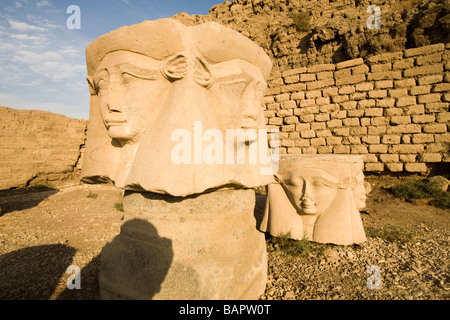 Parte spezzata di Hathor colonna a Dendera tempio, Valle del Nilo, Egitto, Nord Africa Foto Stock