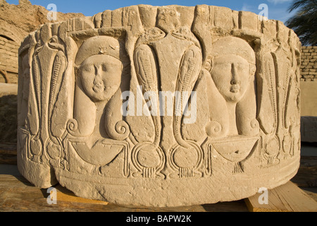 Rottura parte della colonna a Dendera tempio, Valle del Nilo, Egitto, Nord Africa Foto Stock