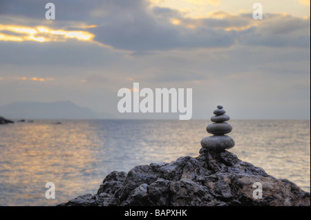 Di ghiaia e sassi su uno sfondo del dramma sky costa del Mar Nero Crimea Ucraina Foto Stock