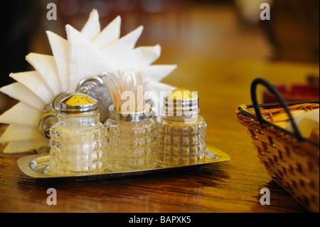 Condimenti Condimenti sale e pepe stuzzicadenti su un tavolo al ristorante Foto Stock