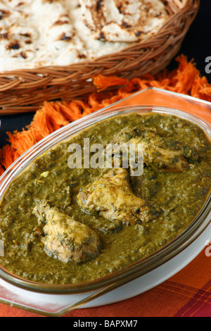 Saag Pollo è un piatto di pollo che è preparato da cucinare con spinaci lungo con spezie indiane e può essere servito con il roti Foto Stock