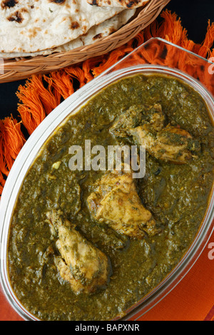 Saag Pollo è un piatto di pollo che è preparato da cucinare con spinaci lungo con spezie indiane e può essere servito con il roti Foto Stock