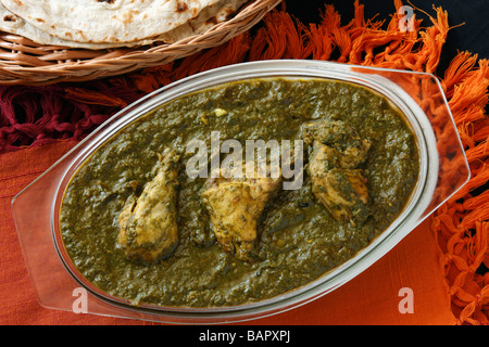 Saag Pollo è un piatto di pollo che è preparato da cucinare con spinaci lungo con spezie indiane e può essere servito con il roti Foto Stock