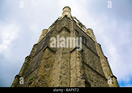 Guardando verso l'alto la torre campanaria (circa 1400) alla Cattedrale di Chichester, West Sussex, Regno Unito Foto Stock