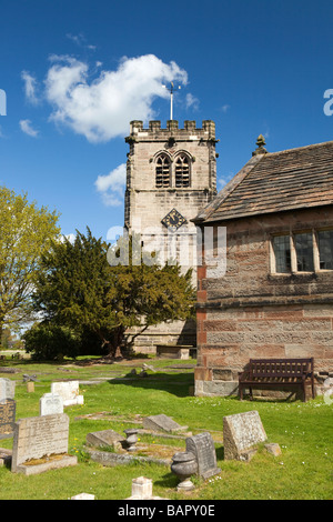 Regno Unito Inghilterra Cheshire Nether Alderley St Marys Chiesa e old school house Foto Stock