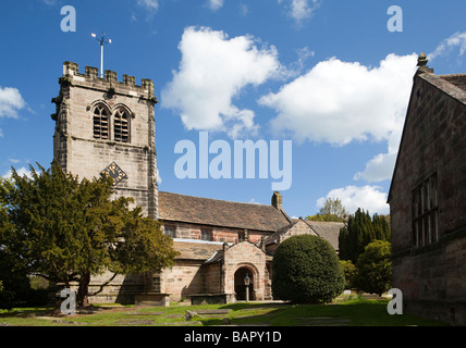 Regno Unito Inghilterra Cheshire Nether Alderley St Mary s Chiesa e old school house Foto Stock