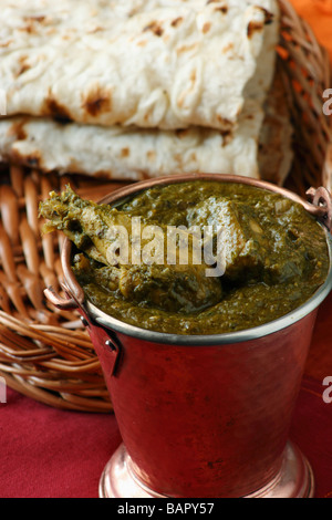 Saag Pollo è un piatto di pollo che è preparato da cucinare con spinaci lungo con spezie indiane e può essere servito con il roti Foto Stock