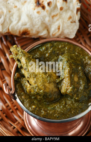 Saag Pollo è un piatto di pollo che è preparato da cucinare con spinaci lungo con spezie indiane e può essere servito con il roti Foto Stock