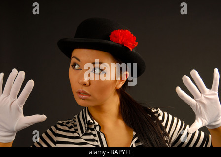 Ragazza nel cappello bowler mime Foto Stock