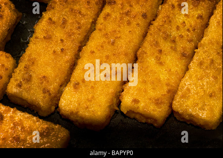 La frittura di pesce Pesce finger stick friggere frittura di doratura marrone tostatura arrosto arrosto di cuocere la cottura olio grasso friggitrice fritture di pesce dieta mare c Foto Stock