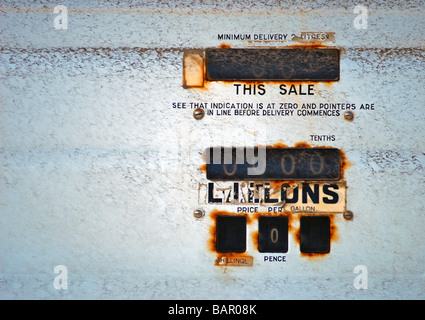 Vecchia pompa di benzina scudo, abbandonata la stazione di benzina a Lytham Foto Stock