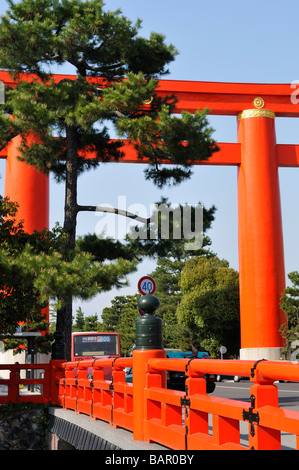 Il primo gateway esterno torii di Heian-jingu, Kyoto JP Foto Stock
