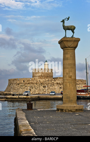 Faro e cervi statua in Mandraki Harbour, dove il Colosso di Rodi una volta sorgeva, Grecia Foto Stock