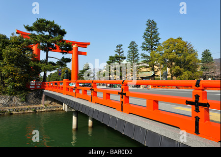 Il primo gateway esterno torii di Heian-jingu, Kyoto JP Foto Stock