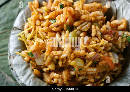 Europea Bhel puri è un dolce e piccante di combinazione di riso soffiato, cipolle, pomodori, puri, sev, coriandolo, peperoncini e chutney Foto Stock