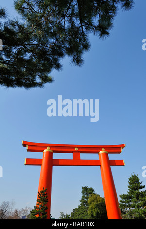 Il primo gateway esterno torii di Heian-jingu, Kyoto JP Foto Stock