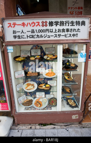 Fake il cibo giapponese e le voci del menu sul display al di fuori di un ristorante. Naha, Okinawa, in Giappone Foto Stock