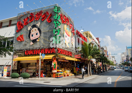 Vista di Kokusai Dori principale strada commerciale di Naha, Okinawa, in Giappone Foto Stock