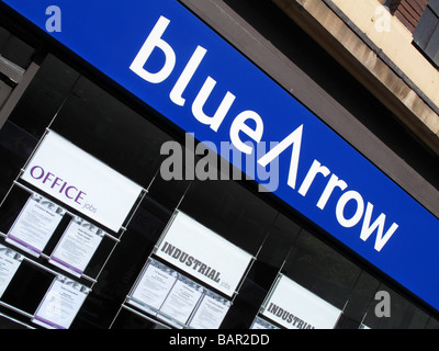 Freccia blu agenzia di collocamento in una città del Regno Unito. Foto Stock