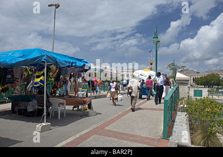 Venditori ambulanti al Chamberlain Bridge nel centro cittadino di Bridgetown, la parrocchia di Saint Michael, Barbados, 'West Indies' Foto Stock