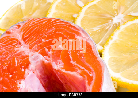 Salmone fresco bistecca su sfondo bianco Foto Stock