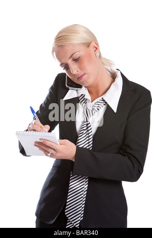 Bella donna d'affari rendendo note mentre si è al telefono Foto Stock