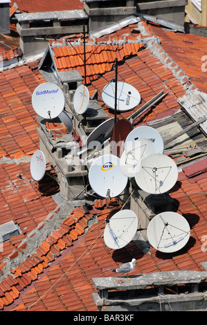 Le antenne paraboliche sui tetti, Istanbul, Turchia Foto Stock