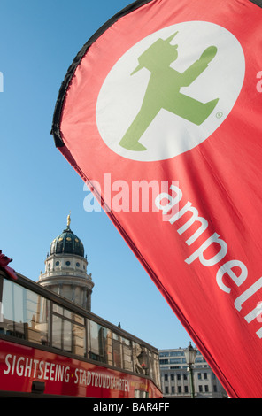 Germania Berlin Gendarmenmarkt vista con Franzosicher Dom e Ampelmann accedi frgd Foto Stock