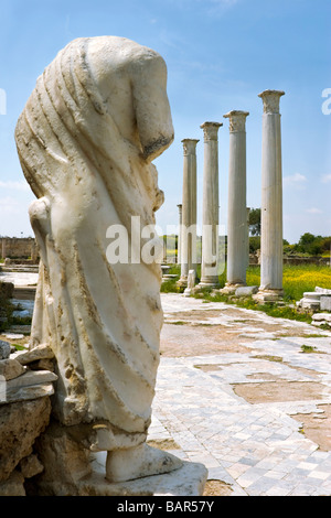 Statua e colonne a Salamina rovine Romane Cipro del Nord Foto Stock