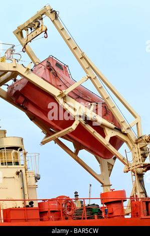 Freefall scialuppa di salvataggio sulla poppa di prodotti chimici alla rinfusa prodotti olio tanker Acavus Foto Stock