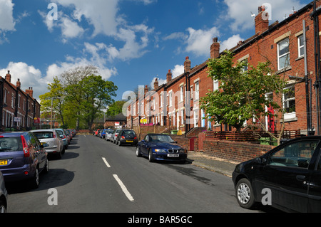 In stile vittoriano in mattoni rossi di schiena classe operaia case Terrazza area Chapeltown Leeds West Yorkshire Inghilterra Foto Stock