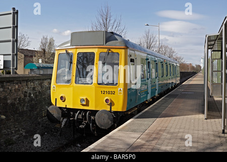 Treno pendolare a carrozza singola che serve la diramazione della stazione ferroviaria di Cardiff Bay servizio passeggeri, trasporto urbano del Galles UK, DMU Bubble Car Foto Stock