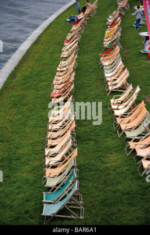 Germania, Berlino, fiume Spree, sedie di tela sul lungomare Foto Stock