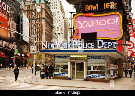 NYPD New York il dipartimento di polizia ufficio in Times Square a Broadway e la Settima Avenue di New York City USA America Foto Stock
