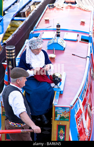 Decorate strette barche ormeggiate sul Regents Canal in "Piccola Venezia" durante la Cavalcata Canalway, London, Regno Unito Foto Stock